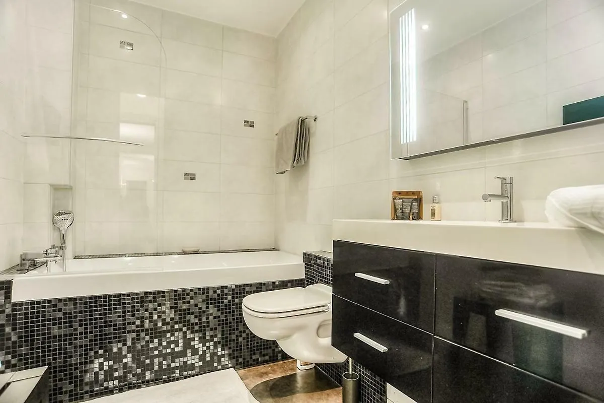 Apartment Rue Arsene Houssaye In باريس